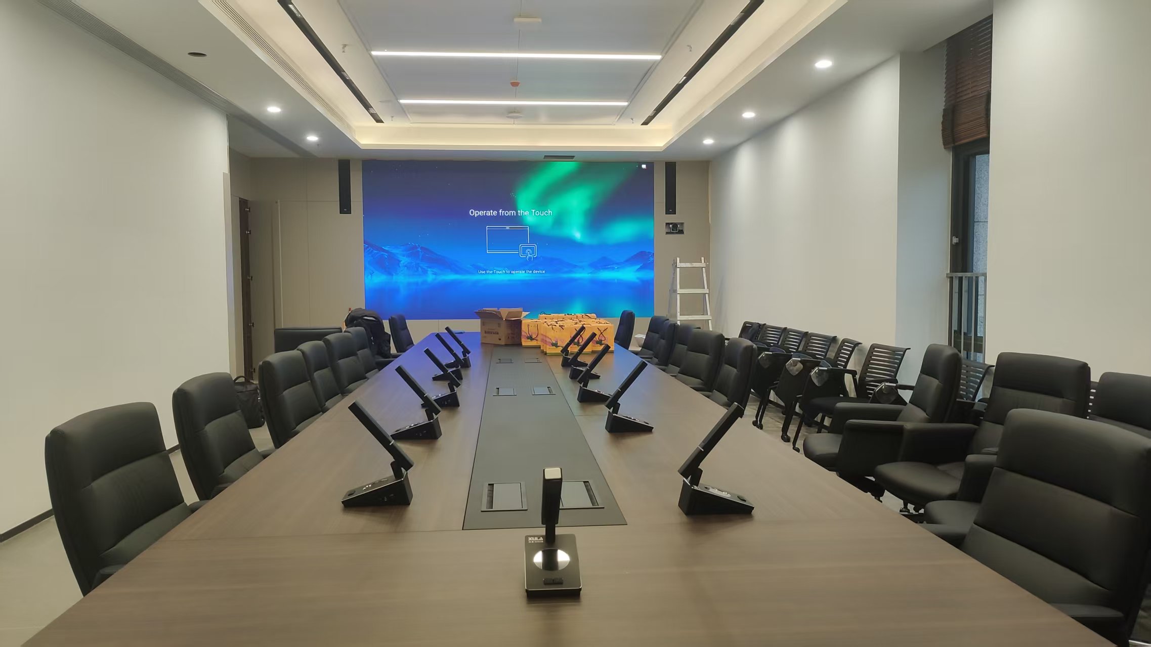 某单位大型会议室音视频系统全景 LED大屏与会议话筒