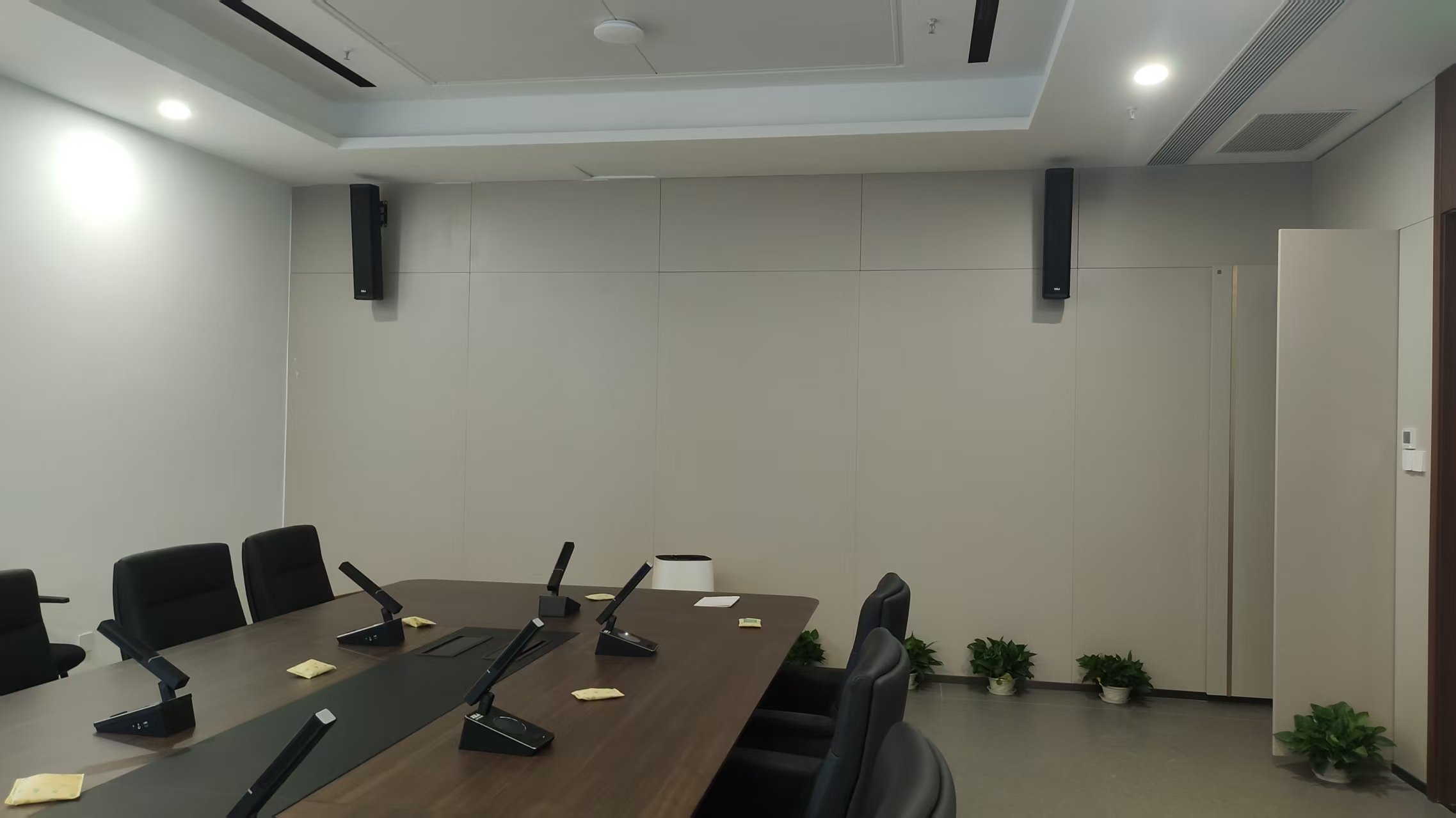 会议室壁挂音柱与会议话筒扩声系统